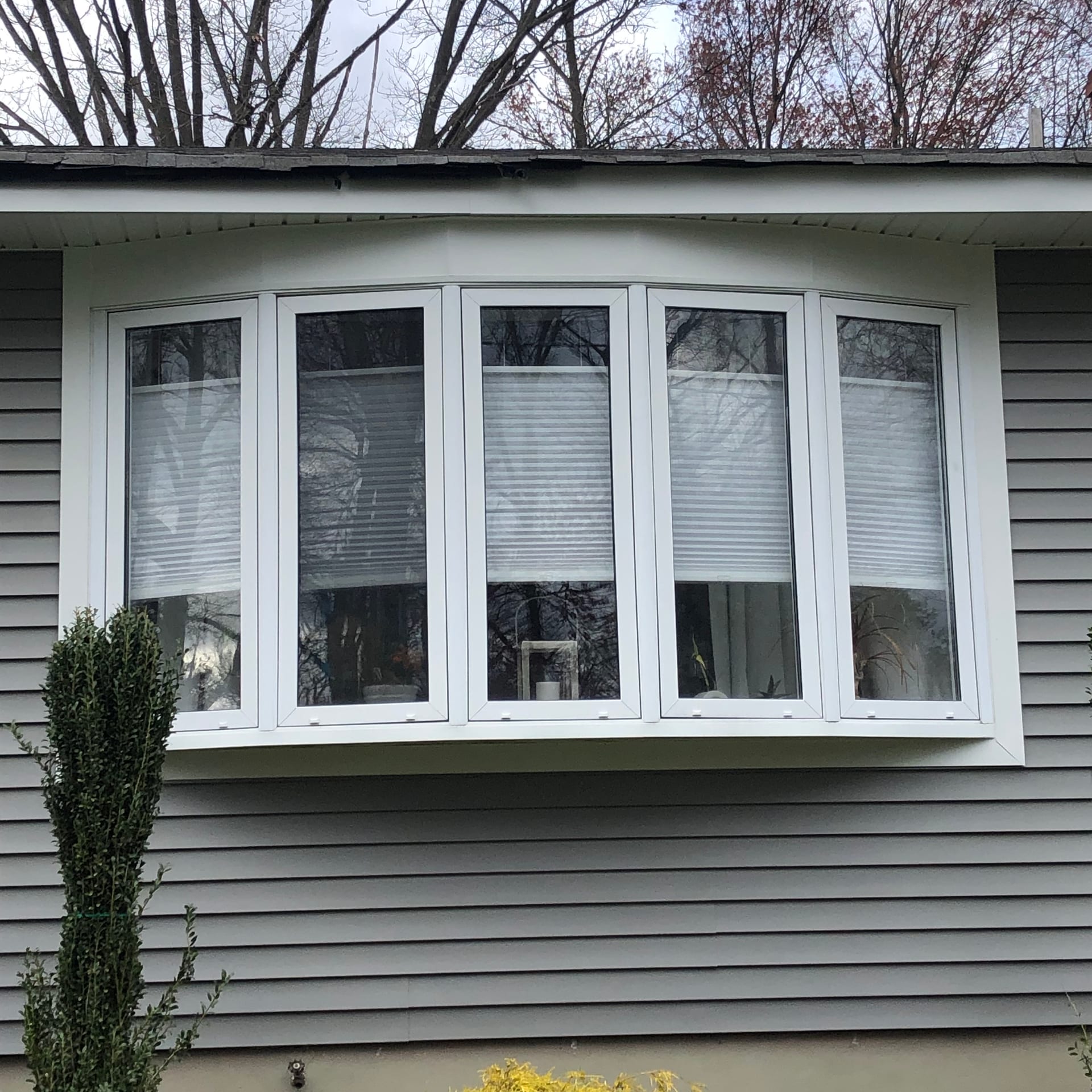 White Andersen bow window installed with clapboard certainties mainstreet vinyl siding in Wayne, NJ