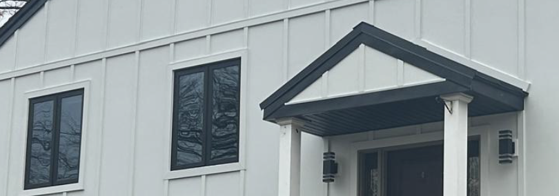 Revestimiento blanco de tablero y listón de vinilo con ventanas negras en un exterior de Wayne NJ